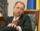 Яценюк вважає постанову про необхідність паспорта при обміні валюти протиправною