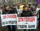 В Одесі під НБУ відбувається мітинг (ФОТО)