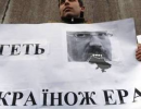 Студенти кидалися у карикатуру міністра квітами, таким чином протестуючи проти його політики