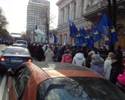 Під Верховною Радою мітингують декілька тисяч представників профспілок (фото)