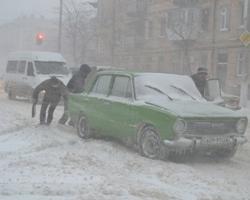 Одесу засипало снігом: в'їзди і виїзди з міста зачинені