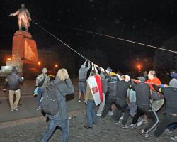 В Одеській області самооборона Майдану розтрощила пам’ятник Леніну (ВІДЕО)