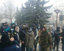 «Євромайданівці» оточили Малиновський суд Одеси (ФОТО)