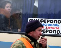 На Херсонщині місцеві таксисти напали на пасажирські автобуси з Криму