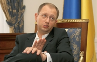Яценюк вважає постанову про необхідність паспорта при обміні валюти протиправною
