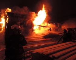 У Києві горів ангар річкового порту