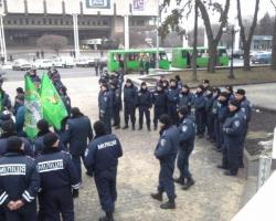 У Харкові міліція затримала людей з георгіївськими стрічками за спробу провести мітинг