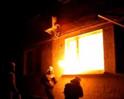 Екстремісти здійснили напад на будівлю районного комітету Компартії України в Києві (ВІДЕО)