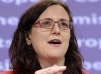 Єврокомісар закликає негайно змінити політику ЄС щодо освідчених мігрантів