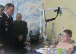 Американський генерал роздав понівеченим воякам «АТО» знаки сухопутних військ США в Європі як нагороду (ВІДЕО)