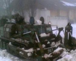 На Одещині військова техніка відкопує машини зі снігової пастки (ФОТО)