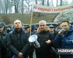 Під Кабміном самооборона Майдану пригрозила «обрізати вуха» чиновникам (ВІДЕО)