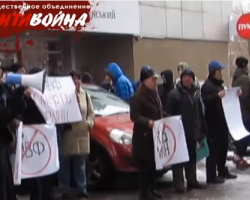 Активісти «Антивойни» закидали яйцями представництво МВФ в Україні