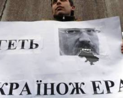 Студенти кидалися у карикатуру міністра квітами, таким чином протестуючи проти його політики